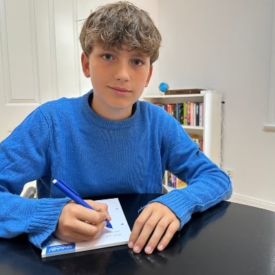 Junge am Lernen