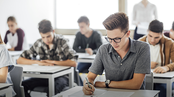 Bild eines Schülers im Mathe-Abi-Intensivkurs bei der Schülerhilfe