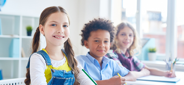 Drei Kinder lernen zusammen Mathe.