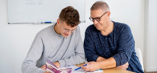 Nachhilfelehrer lernt mit Schüler